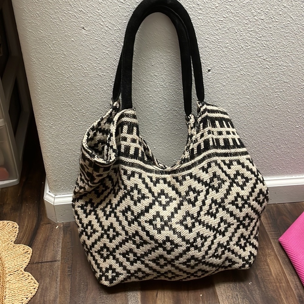 Quagga tote style type snap to close. Excellent condition never used.